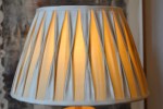 Empire Doubl.box pleated WI 1.Camel.Light Cream. Klicka för stor bild och info.